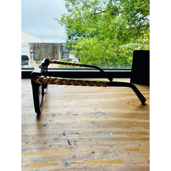 LOUIS VUITTON Black Gold Arrow Chain Sides Edge Cat Eye Sunglasses - Picture 2 of 11